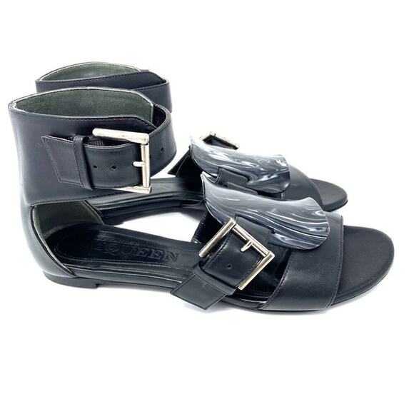 ALEXANDER MCQUEEN FLAT BLACK GLADIATOR SANDAL WITH FAUX TORTOISE BUCKLES DETAIL - Picture 5 of 14